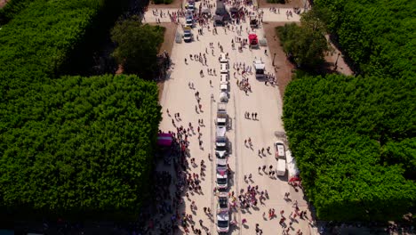 Gran-Vista-Aérea-De-La-Marcha-Del-Orgullo-En-Montpellier,-Francia