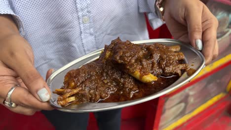 No-face-video-of-mutton-kosha-served-by-a-roadside-stall-in-Kolkata,-India