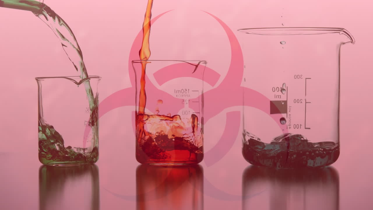 signo de peligro para la salud con líquido que fluye en un vaso con covid-19 que se propaga sobre un fondo rojo