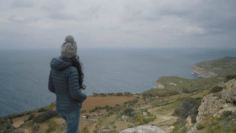 Junge-Frau,-Die-Den-Panoramablick-Auf-Eine-Mediterrane-Landschaft-Auf-Der-Insel-Malta-Betrachtet