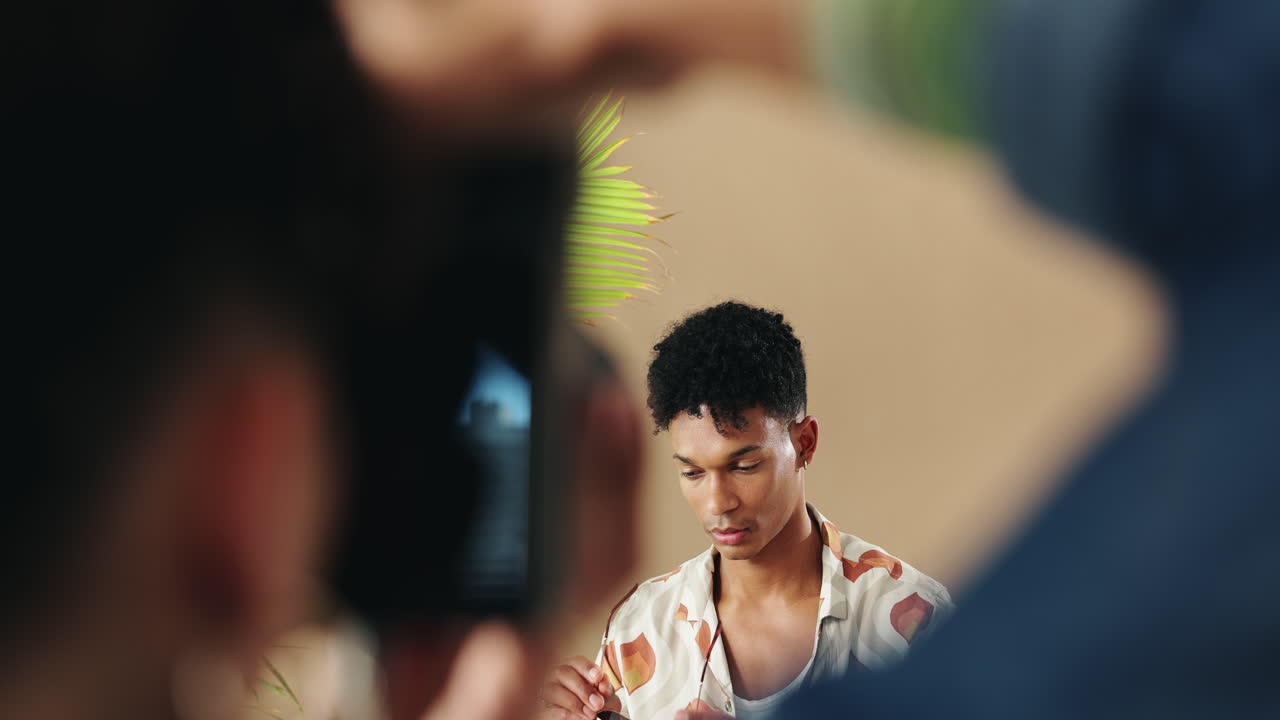 사진 촬영 을 위해 포즈 를 취하는 남자