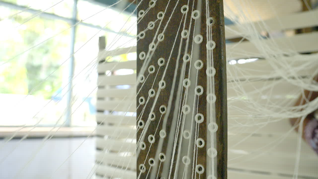 hilos textiles de hilado de máquinas tradicionales en el telar de mano en la india, kerala