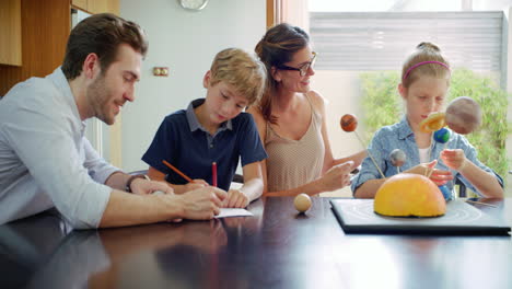 Als-Familie-Die-Hausaufgaben-Der-Kinder-Erledigen