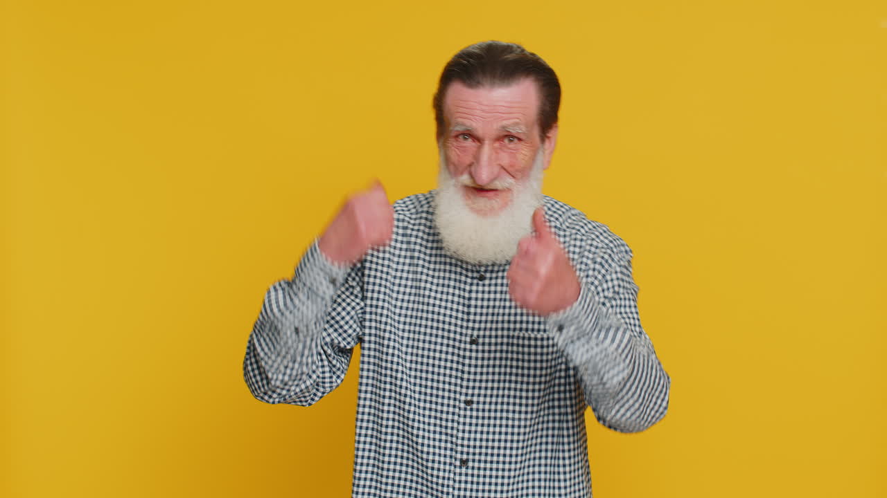 돈을 나누고, 더 많은  ⁇ 을 주고, 큰 수익을 얻고, 복권에 우승하고, 쇼핑을 합니다.