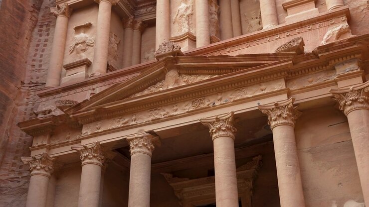 La facciata del Tesoro di Petra rivela colonne ornate, un frontone e dettagli scolpiti nell'arenaria in una panoramica fluida verso destra