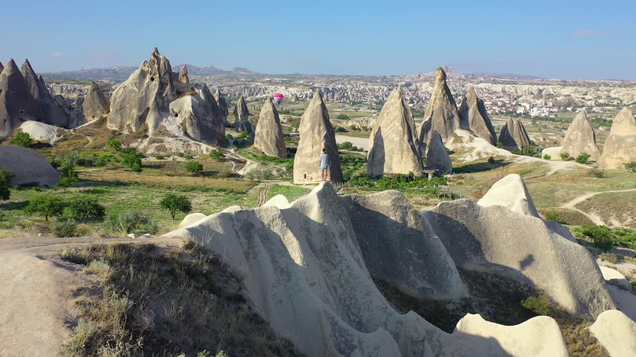 viajero masculino teniendo en vista el paisaje de capadocia, retire la antena
