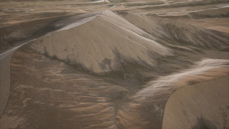 dunas de arena roja del desierto al atardecer