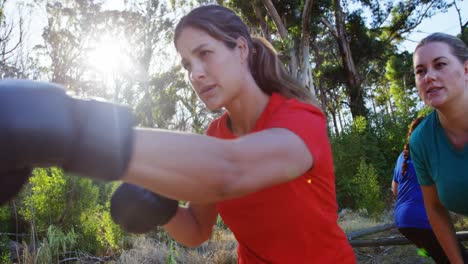mujer practicando boxeo en el campamento de entrenamiento