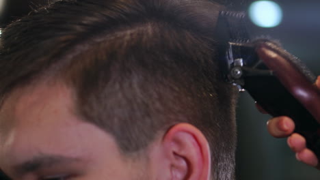 hombre con un corte de pelo con un cortador de cabello