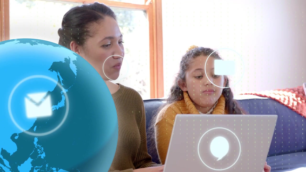 Una donna guida una ragazza al laptop; la ragazza indica mentre la donna gira o clicca icone a forma di globo che orbitano per l'apprendimento.