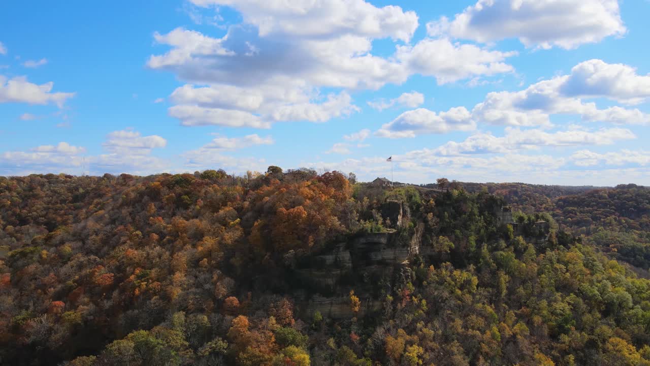 casa en la cima de la montaña con bandera americana en el poste