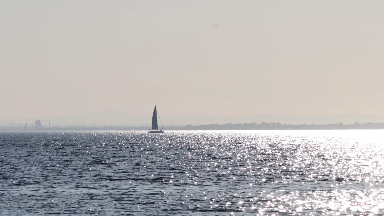 반이는 바다를 가로질러 미끄러지는 선박