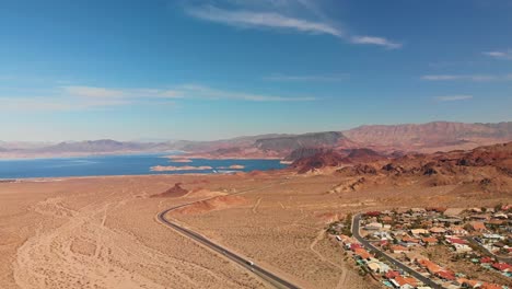 Vista-Aérea-Acercándose-Al-área-Recreativa-Nacional-Del-Lago-Mead-Desde-La-Ciudad-De-Boulder,-Nevada