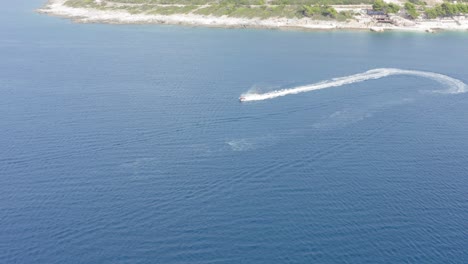 Jetski-Auf-Ozean-Zwischen-Inseln-In-Ksamil-Albanien,-Drohne