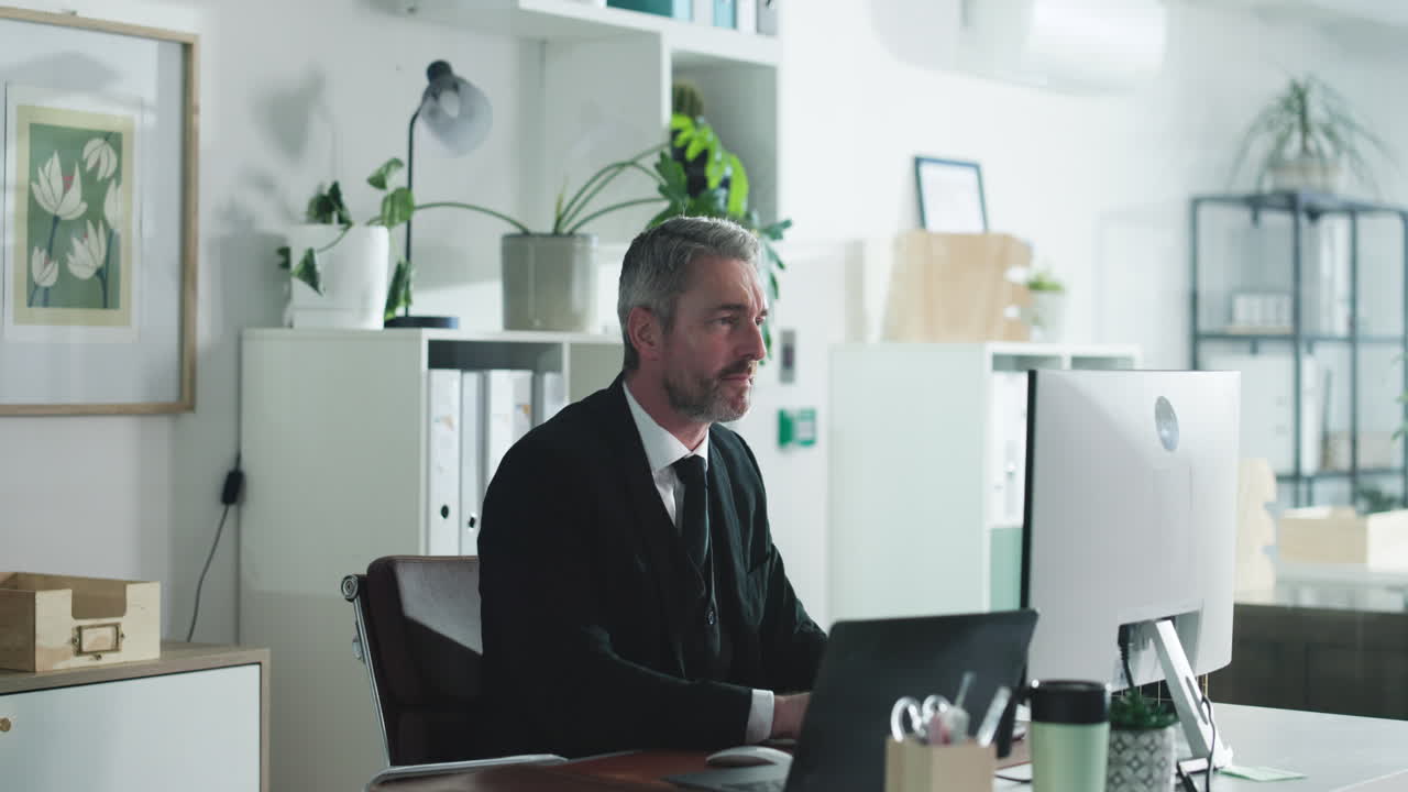 Uomo che lavora al computer in ufficio