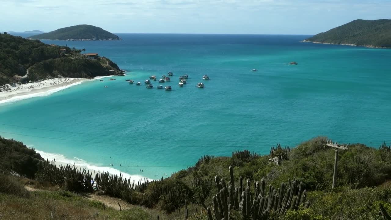 arraial do cabo, rio de janeiro, brazil의 해안에 있는 atalaia 해변의 공중 파노라마