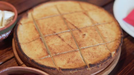 Proja,-Pan-Casero-En-Un-Plato-De-Madera-Sobre-Una-Mesa-De-Madera