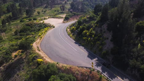 vista aérea de la curva de la carretera de montaña