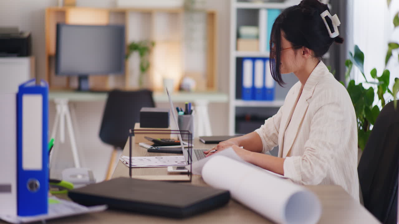 자신감 있는 여성은 데이터를 분석하고 재무 보고서를 입력합니다.