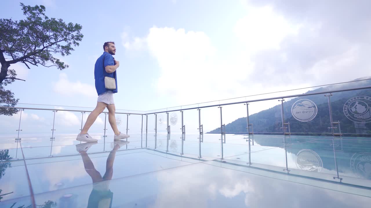 계곡을  ⁇ 고 있는 자연을 사랑하는 사람.