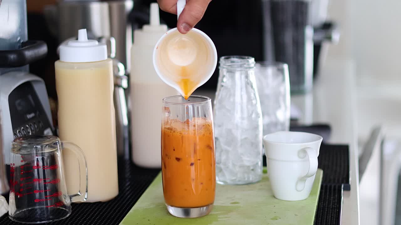 얼음으로 된 유리잔에 당근 스무디를 부어 넣습니다.