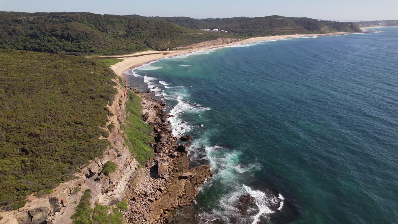 little redhead cliff top walk y paisaje marítimo en merewether, nsw, australia - fotografía aérea