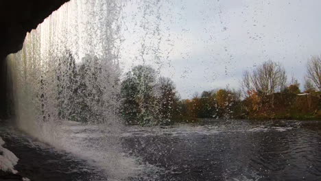 caduta dell'acqua da un'alta roccia - caduta di jägala, estonia