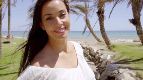 Nette-Fröhliche-Frau-In-Der-Nähe-Von-Tropischen-Strand