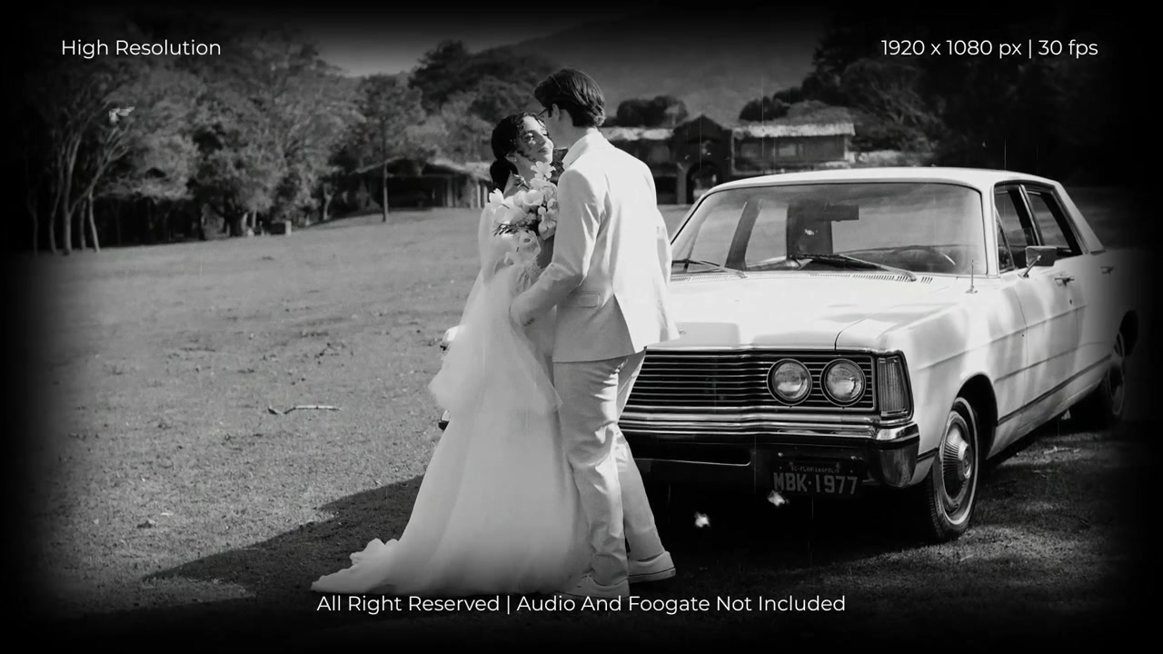 Coppia felice che celebra il proprio matrimonio in stile vintage in bianco e nero