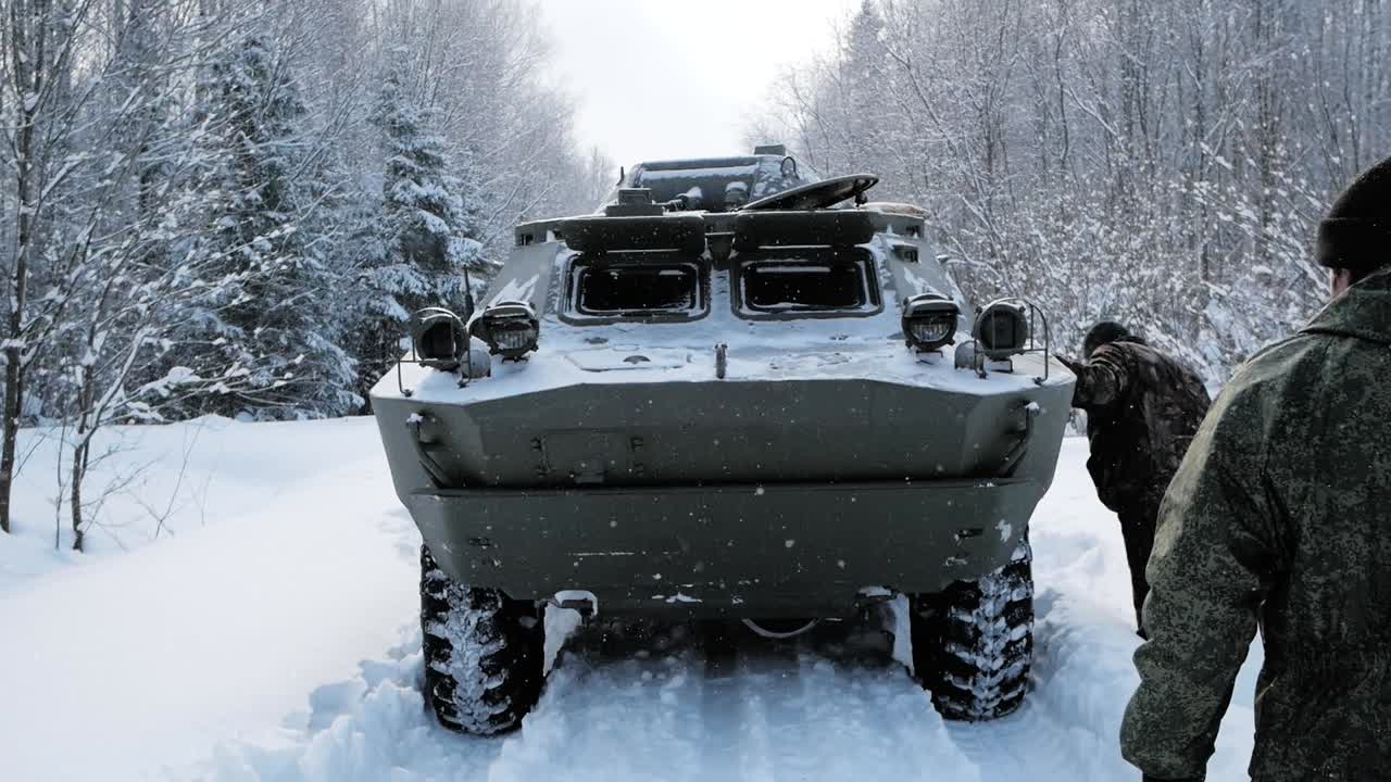 Veicolo militare su terreno innevato