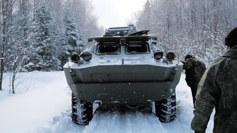 vehículo militar en terreno nevado