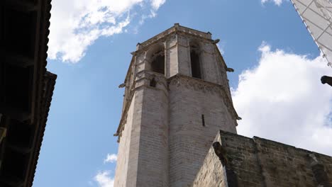 primer plano de una antigua torre en barcelona