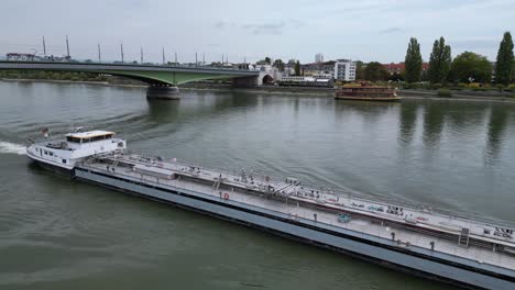 Barco-A-La-Deriva-Lentamente-En-El-Río-Rin-En-Bonn,-Alemania