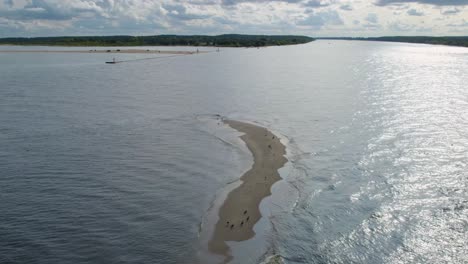 Un-Dron-Disparó-Hacia-Atrás-Sobre-Una-Isla-De-Arena-De-Una-Gran-Manada-De-Focas-Grises.