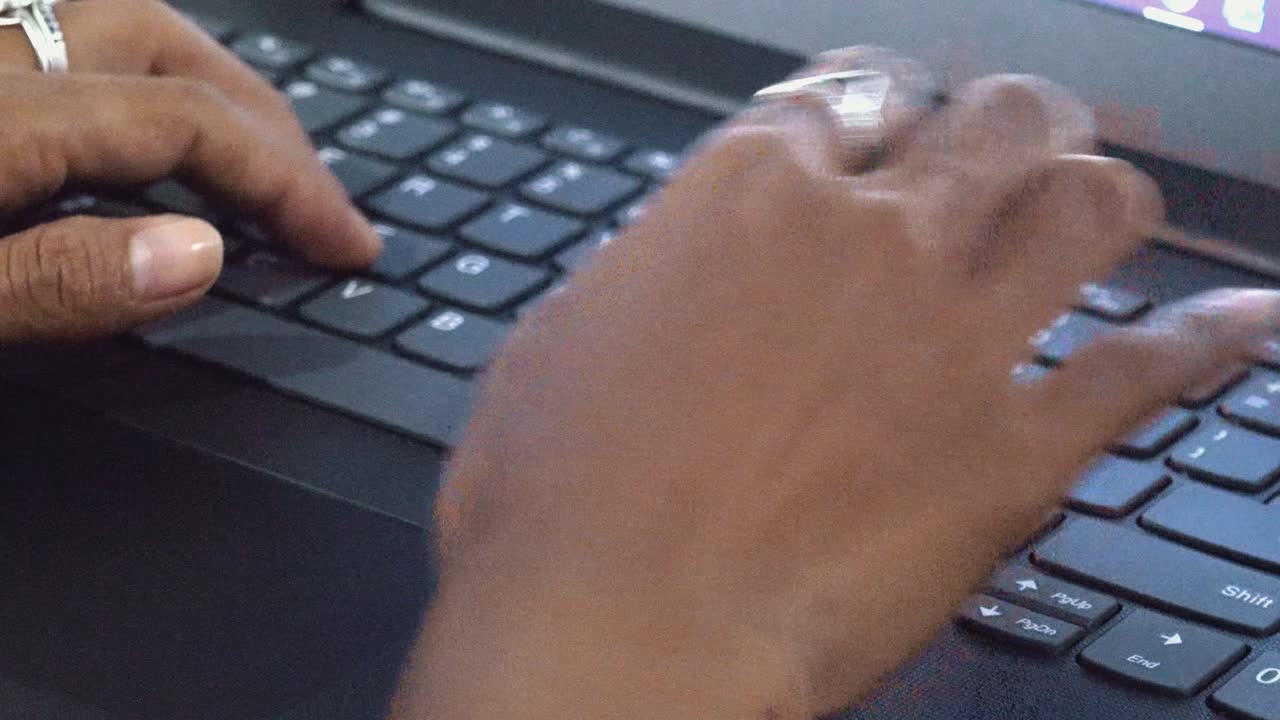 toma de manos femeninas escribiendo en una computadora portátil