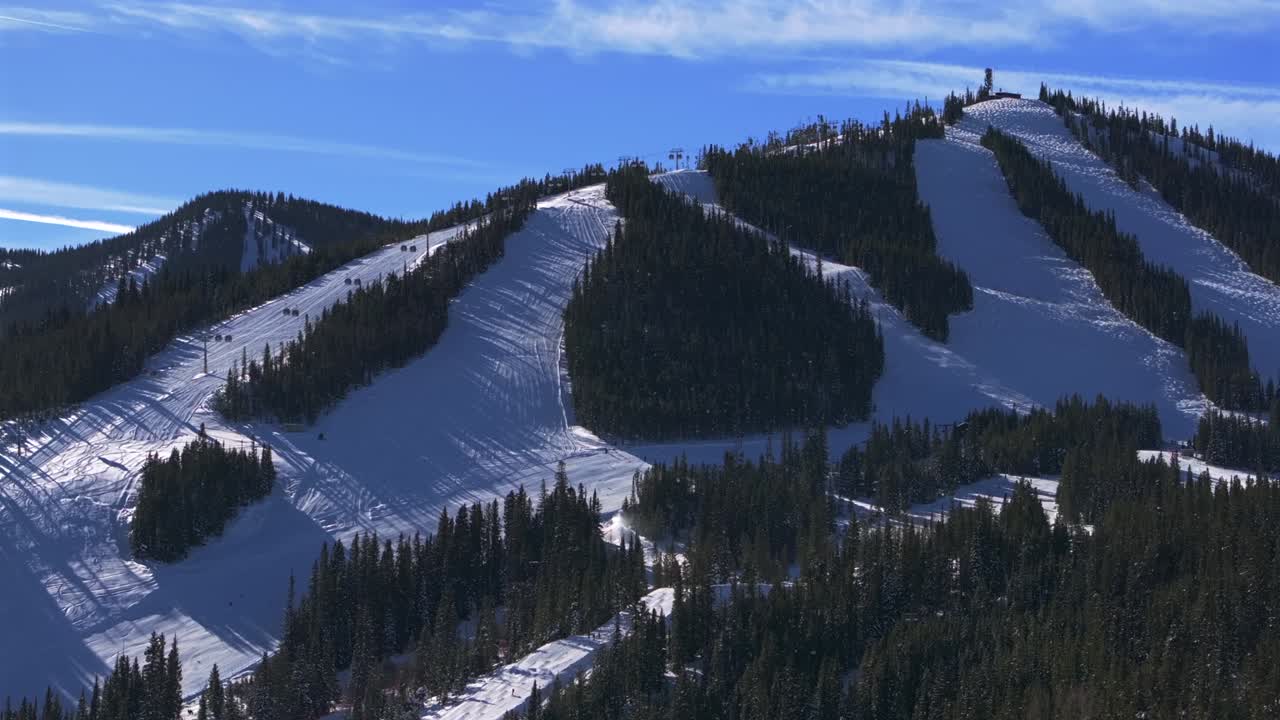 겨울 휴양지 아침 12 월 곤돌라 스키 엘리베이터 파란 새 빛 신선한 눈 메리 제인 스키 스노우보드 달리기 경로 베르투드 패스 콜로라도 센터 마을 로지 스키 기차 주차 원 오른쪽