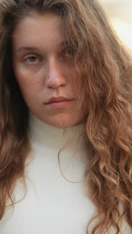 retrato en primer plano de una mujer con el cabello rizado