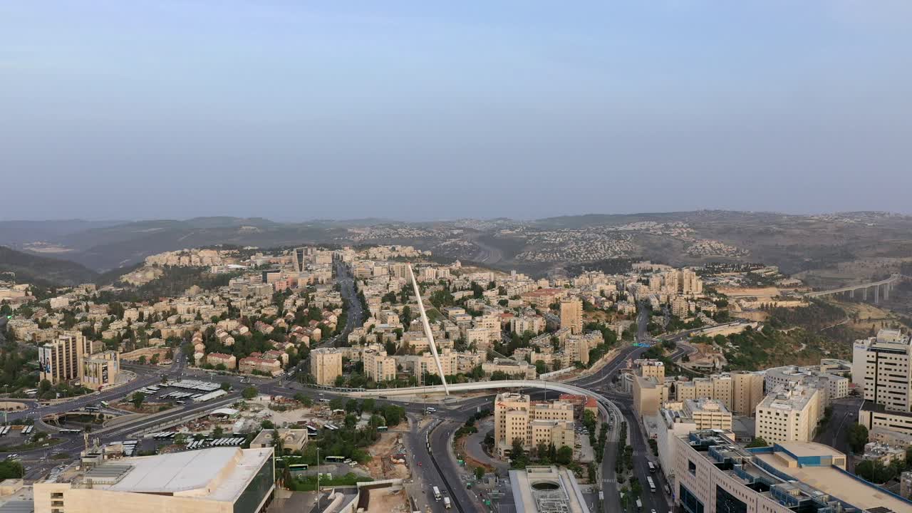 puente de acordes de jerusalén sobre la carretera principal, entrada, toma aérea, drone