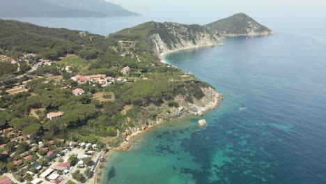 Insel-Elba-In-Italien-Mittelmeerküste-Luftbilder-Des-Strandes-Mit-Türkisblauem-Wasser,-Flug-Mit-Drohne-Europäischer-Tourismus-Grüne-Vegetation