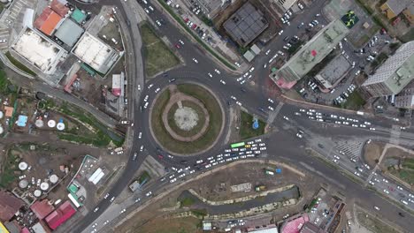 drone aéreo disparó a la rotonda desde la vista superior en ulan bator mongolia hora de tráfico
