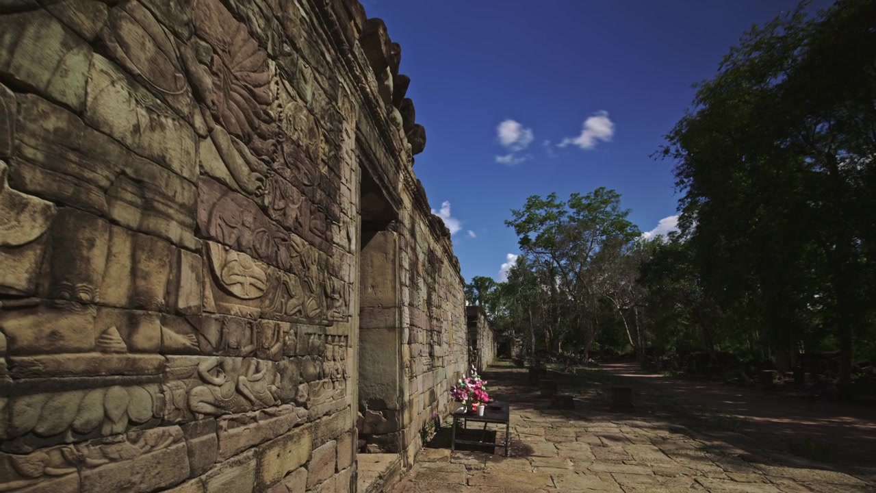 Avalokitesvara, noto anche come Lokesvara, le sculture a più braccia a Banteay Chhmar. Time lapse con movimento dinamico controllato.