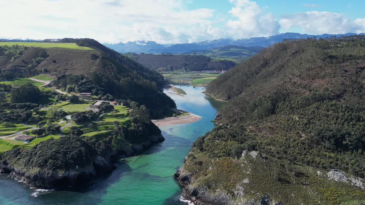 아스투리아스 해안, 강 입구 및 북부 스페인의 경치 좋은 자연 풍경 - 공중 4k