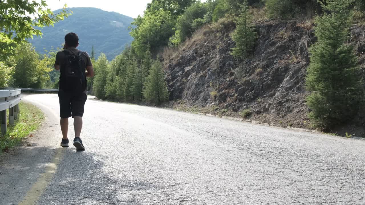 아스팔트를 트레킹하는 남자