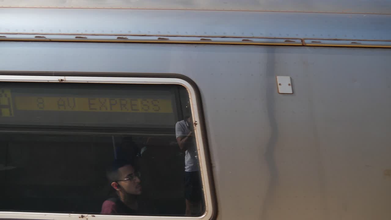 metro pasando por la estación de tren