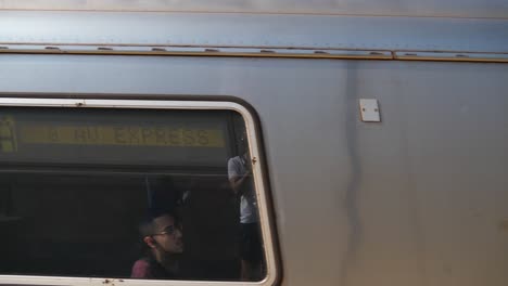 metro pasando por la estación de tren