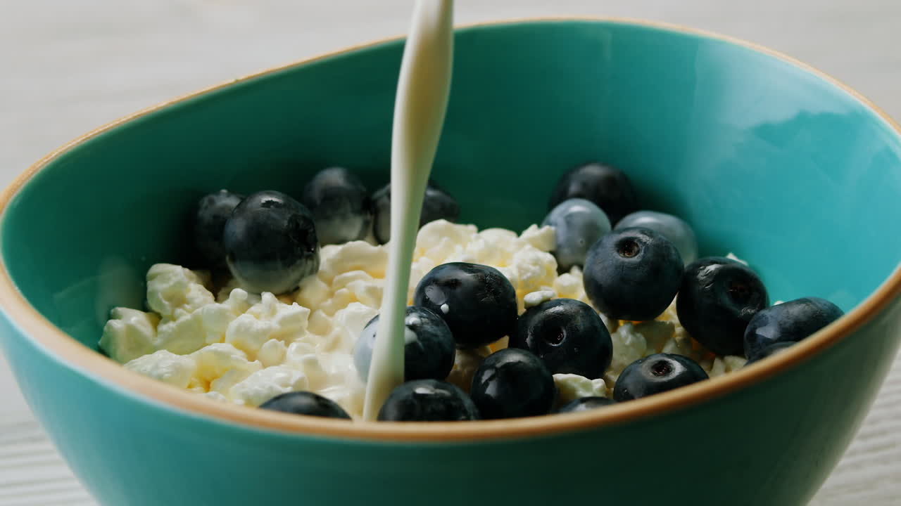 Cottage Cheese with Blueberries and Milk