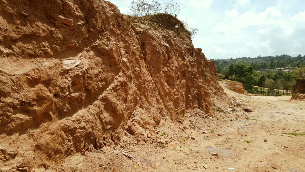 Volo inclinato di drone su un vivace mercato locale in un villaggio tribale di Kapenguria, una comunità rurale tradizionale in Kenya, Africa.