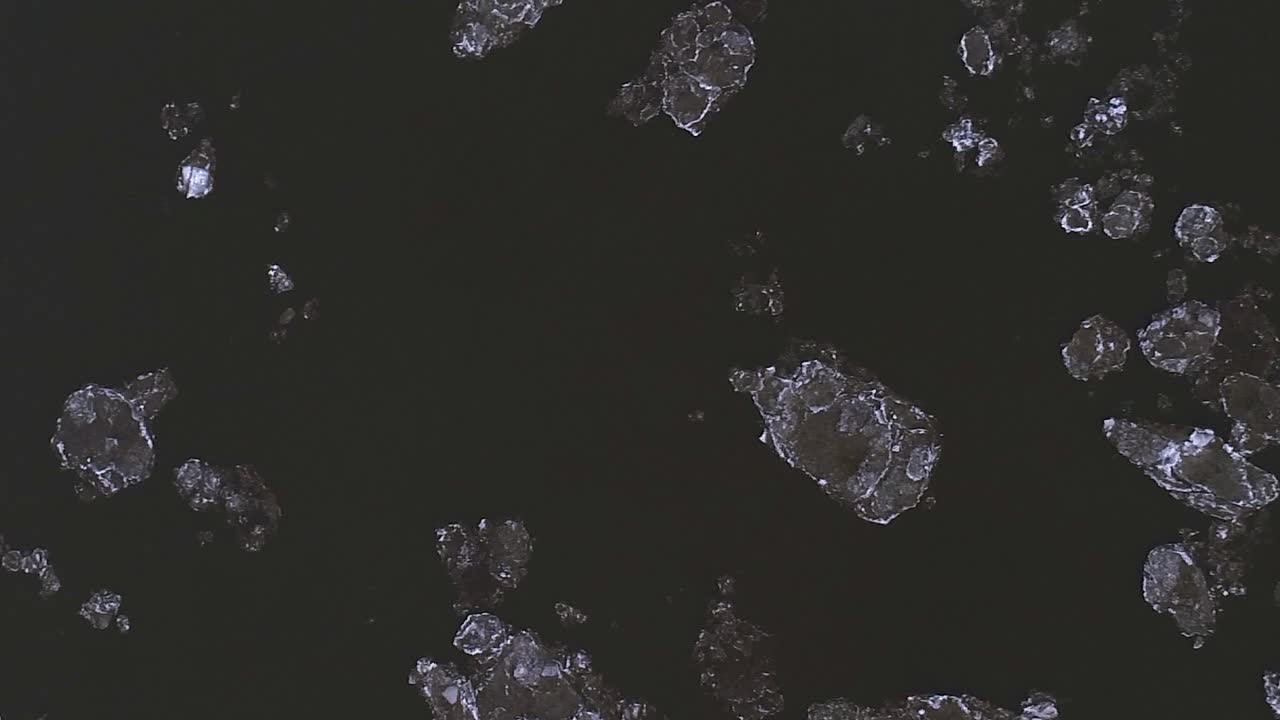 미시시피 강을 떠다니는 얼음 팬케이크의 세로 샷