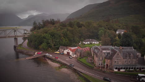 Drohnenansicht-Des-Steinhotels-Im-Ländlichen-Schottland