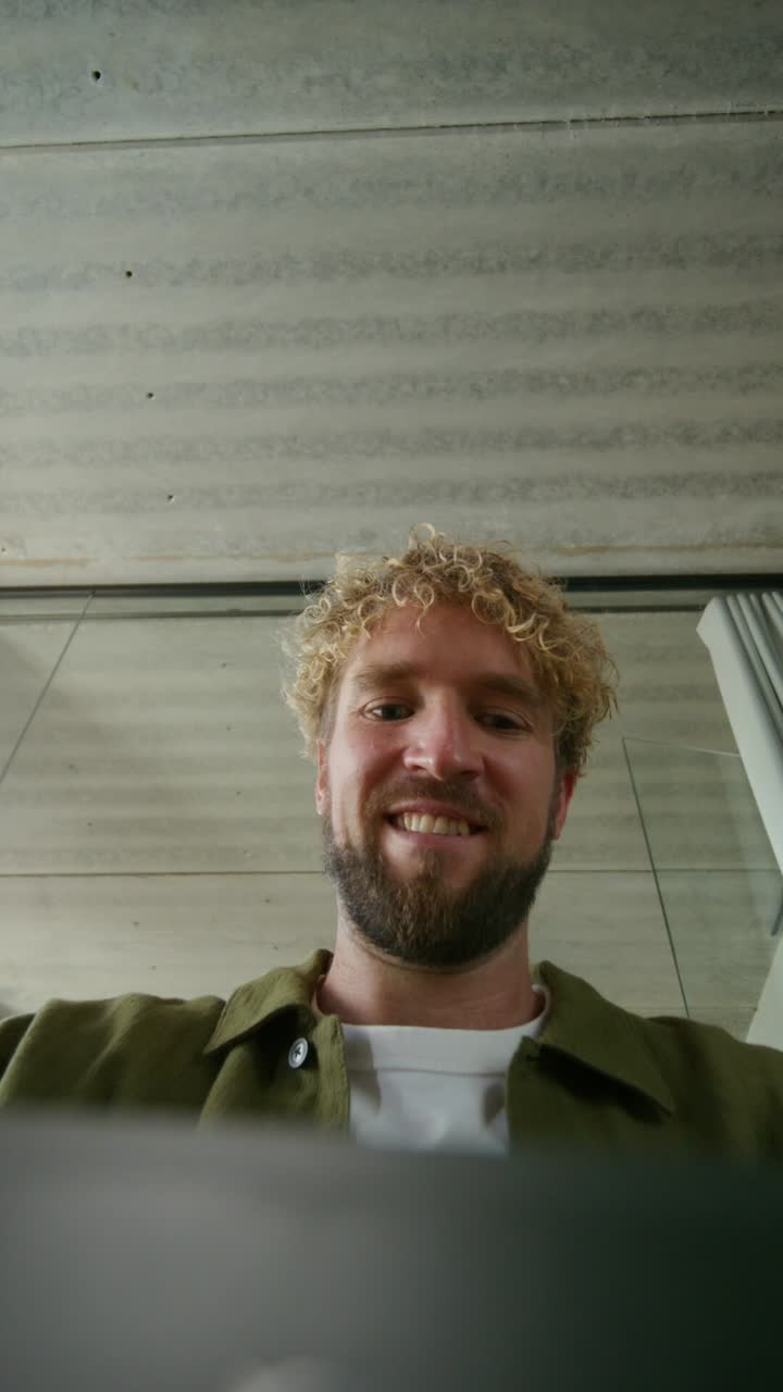 hombre trabajando en una computadora portátil